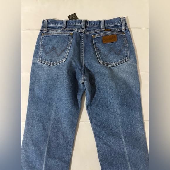 Vintage Wrangler perfectly distressed jeans
32 x 30 - Picture 8 of 9